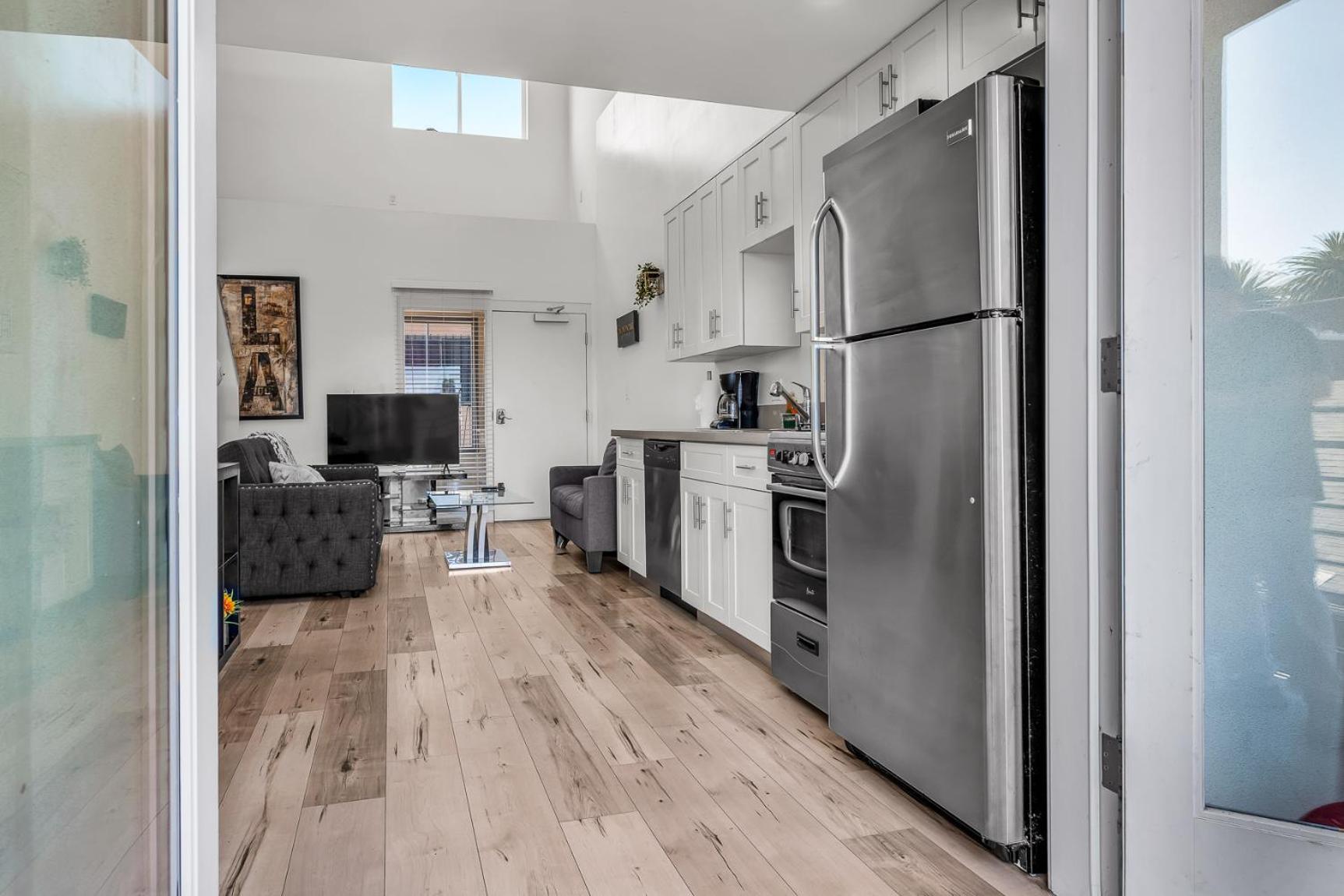 Apartment Stylish Modern One Bedroom Hollywood Loft With In Unite Washer Dryer & Balcony *