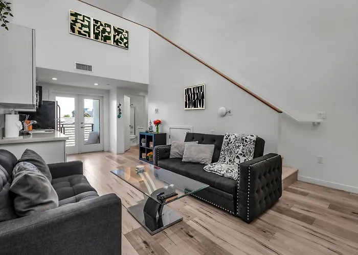 Stylish Modern One Bedroom Hollywood Loft With In Unite Washer Dryer & Balcony
