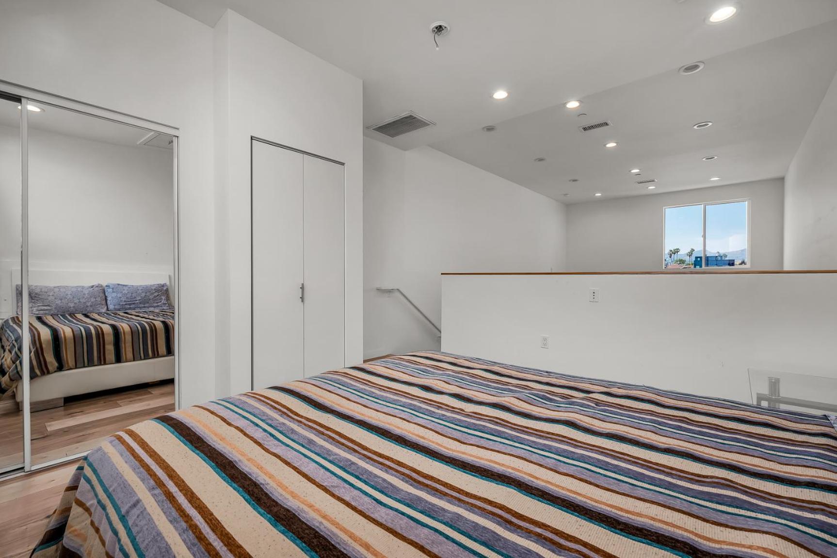 Stylish Modern One Bedroom Hollywood Loft With In Unite Washer Dryer & Balcony Appartement