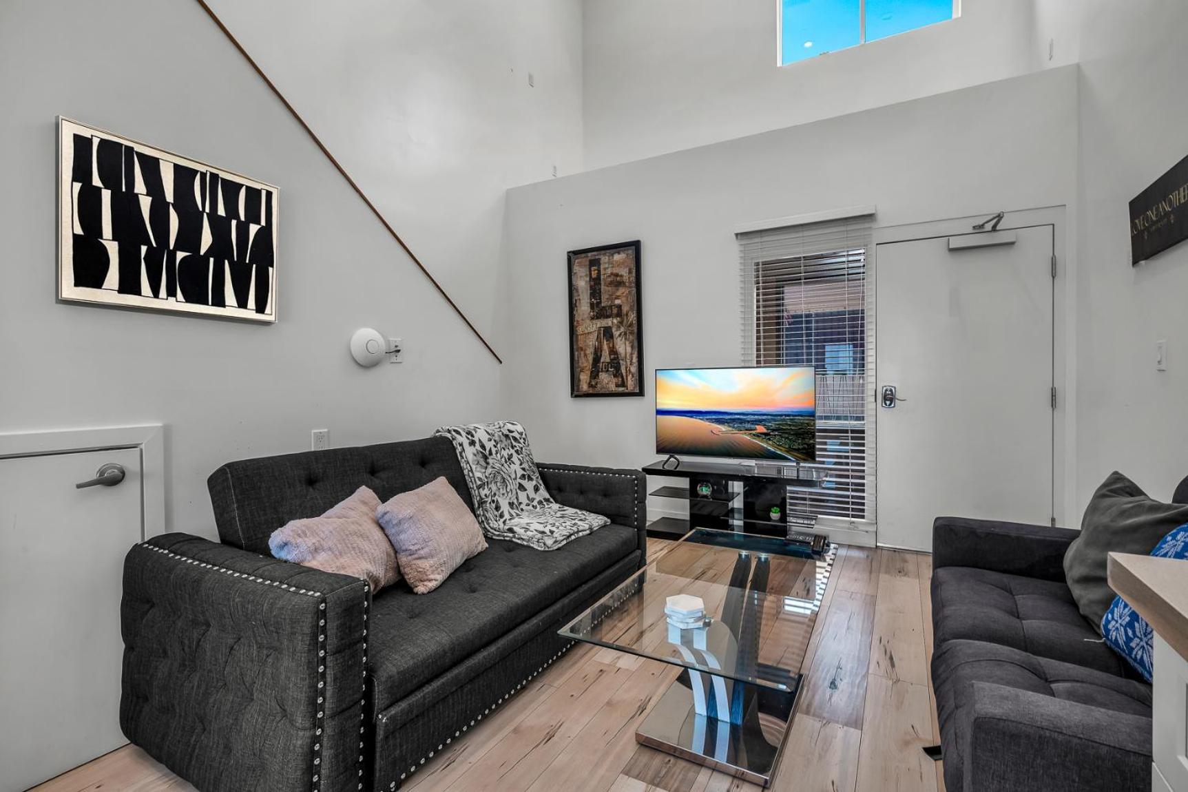 Stylish Modern One Bedroom Hollywood Loft With In Unite Washer Dryer & Balcony * Los Angeles