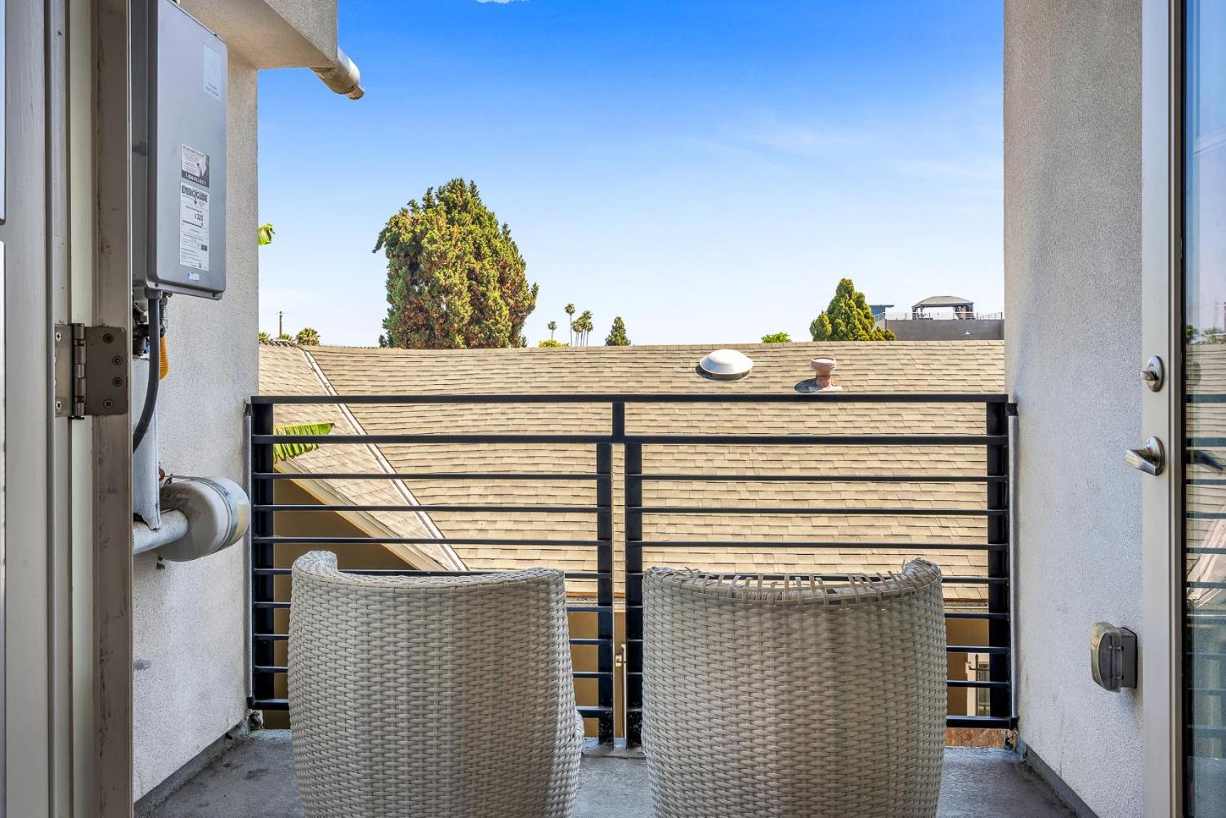 Stylish Modern One Bedroom Hollywood Loft With In Unite Washer Dryer & Balcony *